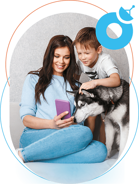 chica sentada al lado de un niño y su perro mirando el móvil